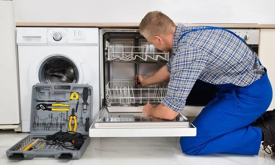 Adapazarı Gaggenau servisi teknisyen ekibi beyaz eşya tamiri yaparken